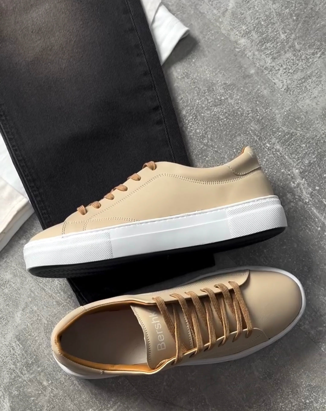 Modern Essential Outfit: Shirt, Pants, Sneakers & Watch الإطلالة العصرية الأساسية: قميص، بنطال، أحذية رياضية وساعة إصدار السكيني والأسود (Skin & Black Edition)